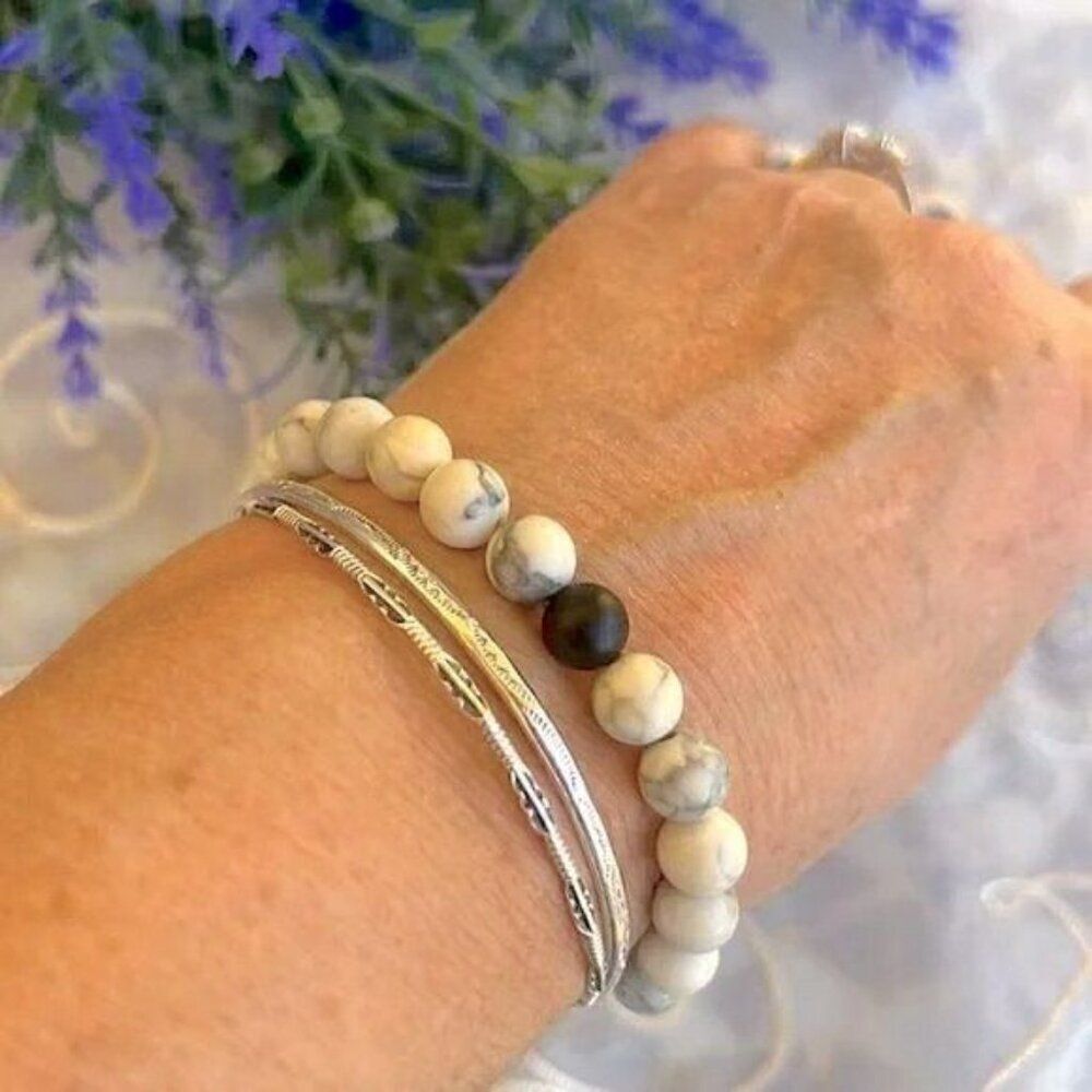 Natural Creamy White Howlite & Black Onyx Stretch Bracelet - Picture 7 of 7
